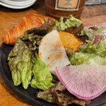 ビストロ カリテプリ - サラダ　ご飯は無しにしていただきました。麦とぶどうで補給（笑）