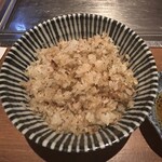 くずし鉄板 あばぐら - ⚪︎裏コースメニュー：ガーリックマスターによる完極のガーリックライス
      ガーリックのチップが細かく、満遍なく均等に入っています。多少あるこの酸味は梅。追加したハンバーグを待ちたかったのですが、、、。