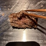 くずし鉄板 あばぐら - ハンバーグの天端を推すとフワッとした弾力の後に、肉汁が溢れ出てきます。ハンバーグの中央は、ほんのりとピンク色から飴色に変わろうとしているところです。
      ヤバい‼️旨い╰(*´︶`*)╯♡