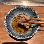 くずし鉄板 あばぐら - 店員さんが持ってきてくれた。ポン酢
      ポン酢❓っと思いながら、付けて見ると、、、。
      出汁がしっかりとしている、爽やかなポン酢(´⊙ω⊙`)
      確かに、ハンバーグの脂（旨味）が凄いので、酸味は必要です‼️