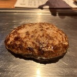 くずし鉄板 あばぐら - ⚪︎追加の一品：黒毛和牛A5ハンバーグ
      　こんがりと焼いたハンバーグ❤︎の登場です。
      ふっくらとした厚みが堪らないですね。店員さんがカットしてくれるのですが、コテでハンバーグの天端を推すとフワッとした❤︎