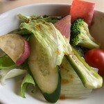 TABYUKI CAFE - 結構いろんな種類が入ったサラダでした。メニューボードに書かれているスナップエンドウはお母さんが作ったそうです。もしかして、サラダの野菜もお母さんが育てたのかな？