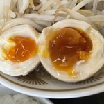 ラーメン もっけだの - 『朝食セット(ラーメン野菜マシマシ)＋味玉』の味玉