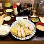Tonkatsu Yoshida - ロース&ヒレカツランチ  ご飯、キャベツ、味噌汁、とろろ、お新香付き