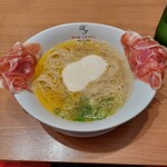 黄金の塩らぁ麺 ドゥエイタリアン - 