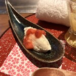 くずし鉄板 あばぐら - 濃厚なネットリとしたレアチーズ、酸味優しめの果肉が多い苺ソースが魅力の一品です。