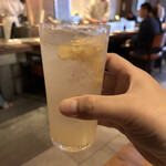 くずし鉄板 あばぐら - 【季節のサワー770円】（自家製ジンジャーサワー）
      　新生姜を使用した、自家製ジンジャーシロップと
      すりおろし新生姜・津軽りんご果汁で飲みやすく爽やかに仕上げたサワーです。