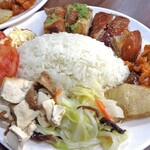 有記港式燒臘便當 - 「烤鴨油雞雙拼飯」の副菜類