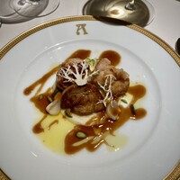 アピシウス - フォアグラのポワレ 家兎肉とリードヴォーのクロカンピスタチオナッツ風味のマデラソースレギューム·ブランシュのピューレと共に