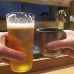 Hanaichi - 生ビールと 温かいお茶（家内）を手に 皆さんで乾杯ぁ～イ。♪♬