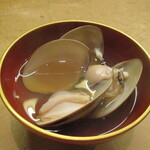 花いち - 蛤の酒蒸し：4～5年物の大ぶりな国産蛤がお椀で２つずつ提供されます。 香り最高ォ～！ で、蛤はふっくらジューシー！ です。♪♬