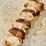 焼鳥 せきね - 淡白な大山鶏には旨味の強いマッシュルームを合わせて口溶け抜群です