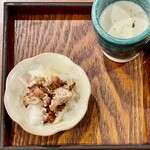 焼鳥 せきね - お通しはお姉さん特製のキノコのポタージュ　新玉葱と囀りのポン酢和えです　季節感ありますね