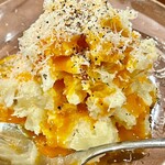 焼鳥 せきね - 卵黄とパルミジャーノをかけたワインにぴったりの自家製ポテトサラダ