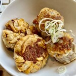 Noda Shuumai Ten - 左が揚焼売で右が焼焼売　冷蔵庫臭くてNG