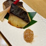 すし 堺 - 銀鱈西京焼（手前は梅水晶）