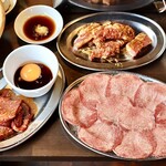 Taishuu Horumon Yakiniku Kemuriki - とろタン 、５秒焼きロース、甘辛ダレカルビ