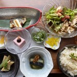 和みcafe - 料理写真:和みプレート(和)1600円。旬の筍を使ったご飯のほか、西京味噌で焼いた鯖や田楽風茄子に、坦々風冷しゃぶうどん、桜を練り込んだ豆腐など、豪華絢爛。見た目良し味良しで、ご飯が何杯でも無料は嬉しい。