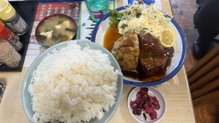 文福飯店 - ハンバーグ定食の大盛り、なおみちゃんバージョンの全景写真。