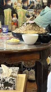 文福飯店 - これ、そばの下にうどん、その下に中華麺が隠されていました。器の大きさは、ゆうに直径５００ミリは確実に超えてました。