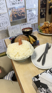 文福飯店 - お隣の女性の連れの男性の方の、煮込みハンバーグ定食。ごはんは普通盛り。