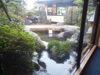 和多屋別荘 - 日本庭園の様式を随所に施してある。ここはﾀﾜｰ館に向かう渡り廊下