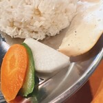 Annapuruna Indoresutoran - 生野菜、パパド♪