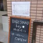 BAKE STAND key - 店頭看板の様子。