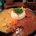 Kaokoi curry - 「2種盛りあいがけ」
            たけのこ、インゲン、ニンジン＆ブラックペッパーチキン