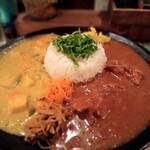 Kaokoi curry - 「2種盛りあいがけ」
                      たけのこ、インゲン、ニンジン＆ブラックペッパーチキン