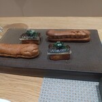 フィエルテ - 名物のアミューズ（エクレアはデュカとフルムダンベール、トーストはイワシ）