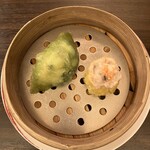 中国料理 彩龍 - ニラ蒸し餃子　豚肉と海老入りしゅうまい