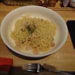 バンビーナ - ペペロンチーノは生パスタを使用しているのでもっちり美味しく
具のスモークチキンからは燻した独特のうまみに加えて
ぺペロンチーノならではのにんにくのうまみと唐辛子の辛さを感じるパスタでした。