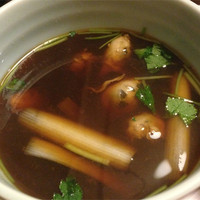 三平 - おつゆの中には牡蠣がゴロゴロ。
                    そして、つゆにはしっかり牡蠣の味が出てます。
                    