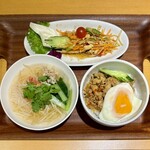 ペンシーズキッチン - ランチセット（青パパイヤサラダ、ガパオ、タイ屋台ヌードル） ¥1,430