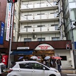 ドンレミーアウトレット 上野駅前店 - ホテルのロビーのような箇所から入ります。