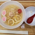 越前塩中華 - 朝ラーメン600円と受け取りカウンターに小瓶のすりおろしニンニクをちょこっと拝借