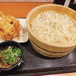 Marugame Seimen - 釜揚げうどん大、野菜かき揚げ