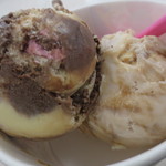 サーティワンアイスクリーム - 料理写真:スモールダブルカップ(上:アマレットショコラ、下:ストロベリーベリッシマ)