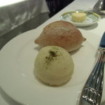 ル・ジャンティオム - パン。手前：エルブドプロバンスの白パン、奥：パンドカンパーニュ