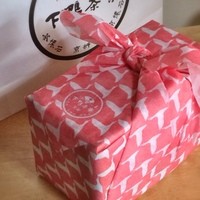 下鴨茶寮 本店 - いよてつ高島屋地階で購入。京都『下鴨茶寮』の「料亭のあんぱん(1,575円)」。安政3(1856)年創業の京都きっての老舗料亭『下鴨茶寮』。あんぱんは非売品の手土産だったそうですが、ニーズに応え商品化されたとか。朱色の風呂敷包みが雅♪