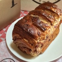 下鴨茶寮 本店 - あんぱんには違いありませんが、正確には粒餡を練り込んだマーブルデニッシュですね。生地は酒種使用との事ですが、日持ちさせるため各種添加物入りで香りに乏しい。クラムは目が詰まっている割に、意外と軽い歯応えで食べやすかったです。