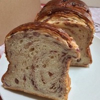 下鴨茶寮 本店 - 大豆がほんのり甘く、クラストは優しい香ばしさ。味付けはさすが巧みです。トーストすると水分が凝縮され確かに美味しく感じられますが、純粋なパンとして特筆すべき点は無し。『下鴨茶寮』のネームバリュー込みとは言え、この値段はあり得ないでしょ…
                
                