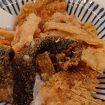 釣宿酒場マヅメ - 皮と骨の揚げ煎餅。おつまみに最適。