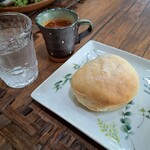 Cafe aoi-kaze - 自家製パンと彩りプレート(1500円)　パンとスープ