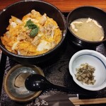 Torigen - 親子丼に味噌汁、漬物が付く