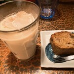タイニーカフェ - アイスチャイ、バナナケーキ