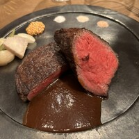 薪焼ステーキ コケット - 熟成 黒毛和牛 肩サンカク肉  3時間かけて焼き上げる薪焼ステーキ　マデラソース
                秦野産 小清水野菜 塩パン包み
                塩は、パタゴニア、ヒマラヤ、イスラエルの3種