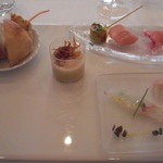 サーラ アマービレ - （左から）パン・フォアグラのフラン　新玉ねぎのピュレとうずらの温度卵・三種類のハム・鯛のカルパッチョ（2014/3/2更新）