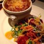 オニオングラタンスープ、グリエールチーズ、クルトン、たっぷり飴色玉葱のスープ、サラダヴェール